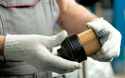 Mercedes Mechanic Using High Quality Oil Filter